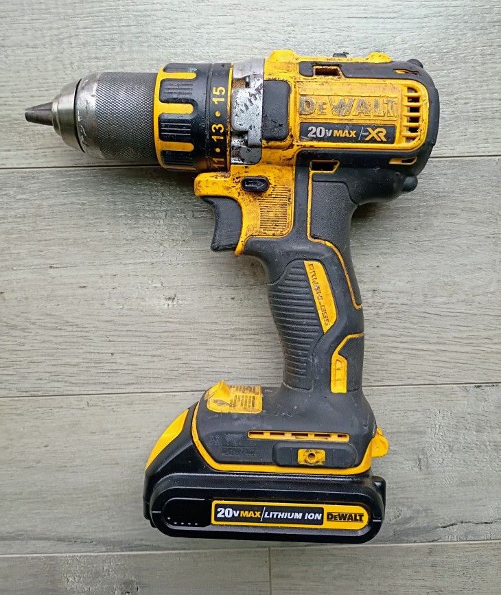 DeWalt 20 volt Max XR  dcd790 brushless motor Cordless Drill with Brand New Battery