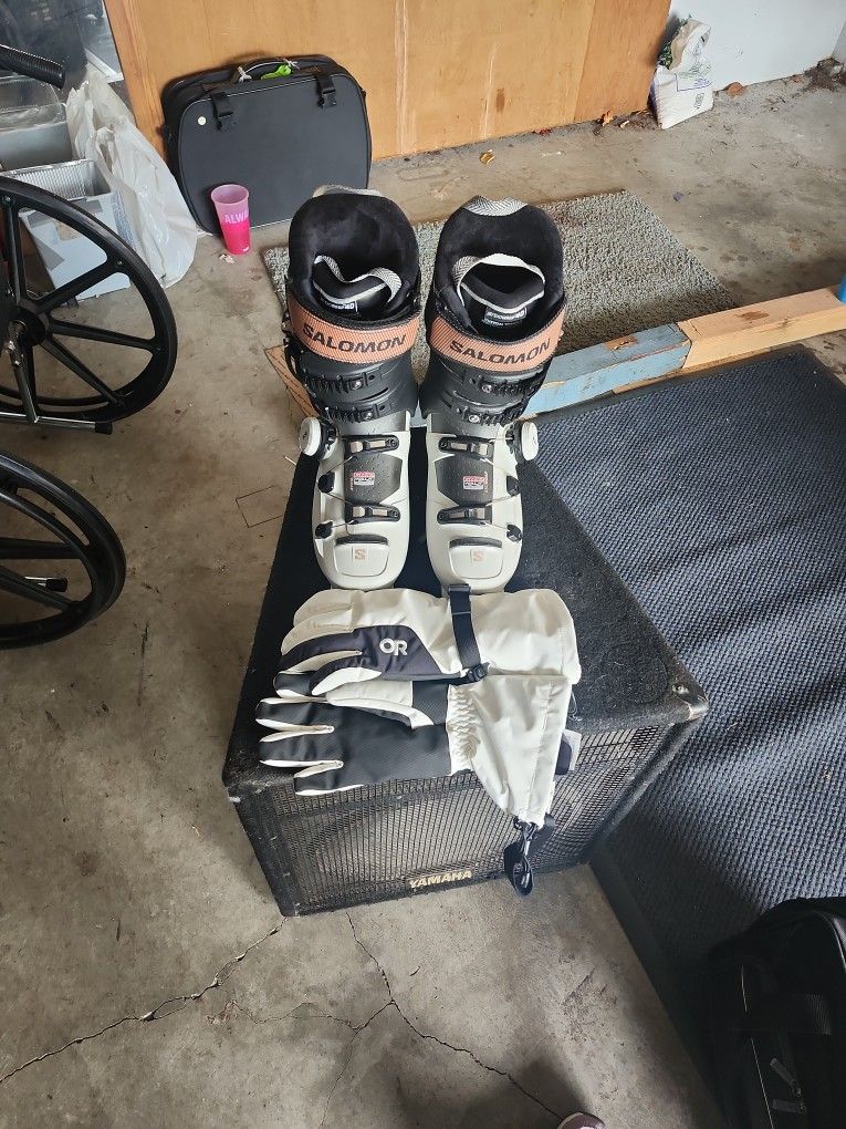 Brand New, Never Used Salomon Ski Boots And Gloves