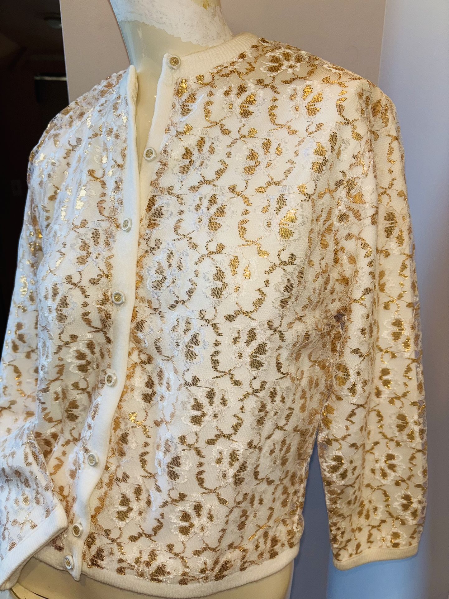 LADIES VINTAGE GOLD METALLIC LACE OVERLAY WHITE & GOLD ORLON ACRYLIC  CARDIGAN KNIT SWEATER In MINT CONDITION NEVER WORN RECENTLY FOUND SAVED IN BAG. 