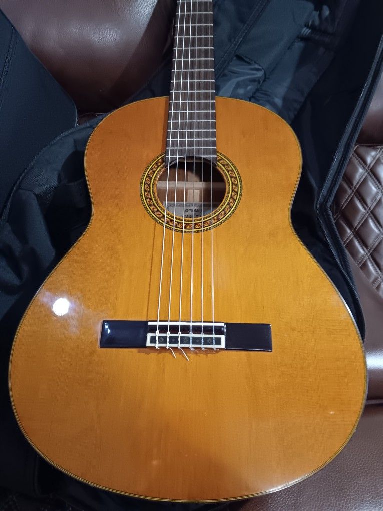 Bonita Guitarra YAMAHA semi Nueva $250 envíe Texto Y Pregunte 