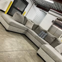 *Free Delivery*🚚 Modern Light Gray Ashley Furniture U Shaped Sectional!