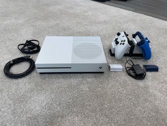 Xbox One S 2-Player Bundle (2 Controllers & Rechargeable Charging Dock)