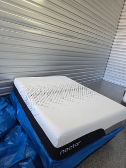 Nectar Luxe Memory Foam, Queen, Like New, **Smokers Special**