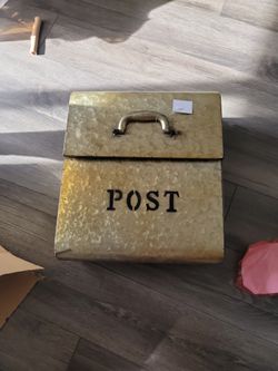 BRAND NEW MAILBOX, NEVER USED. Large