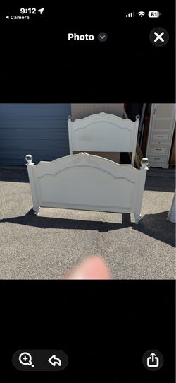 🥰BEAUTIFUL FULL  SIZE BEDROOM SET:  6 DRAWER DRESSER WITH MIRROR AND BED FRAME ASHLEY BRAND🥰