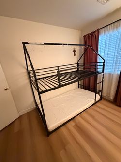 Twin bunk beds