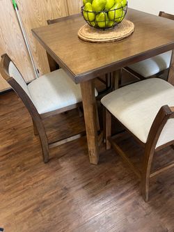 Table and chairs set