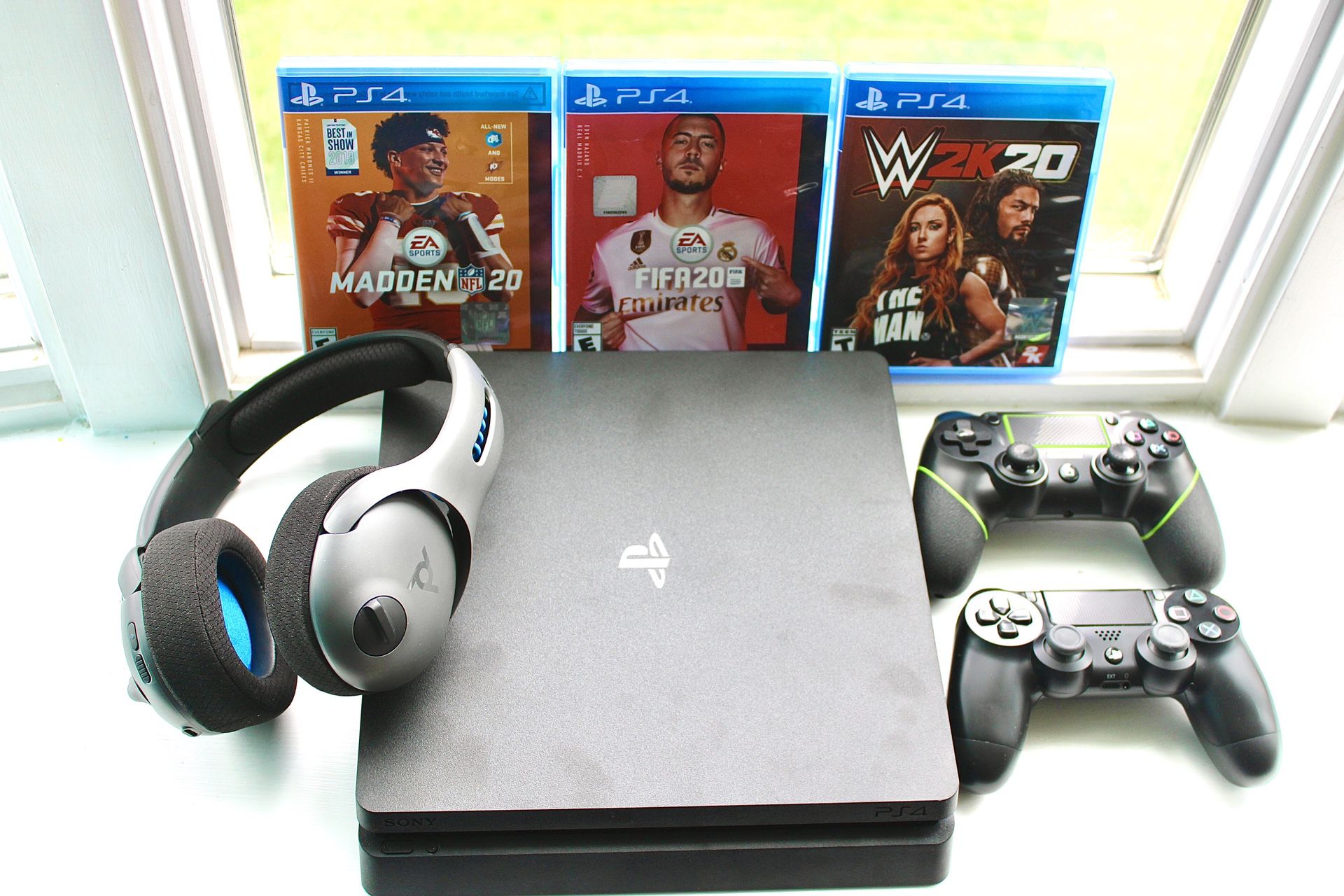 PS4 Pro, Wireless Headset, 2 Wireless Controls, 3 Games