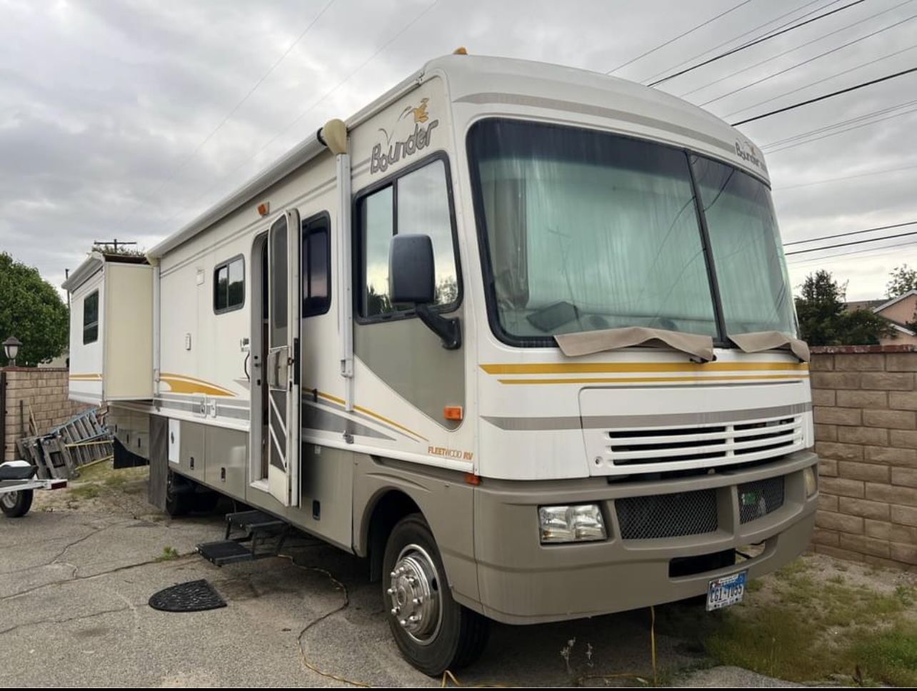 2003 Fleetwood Bounder M-35E Workhorse