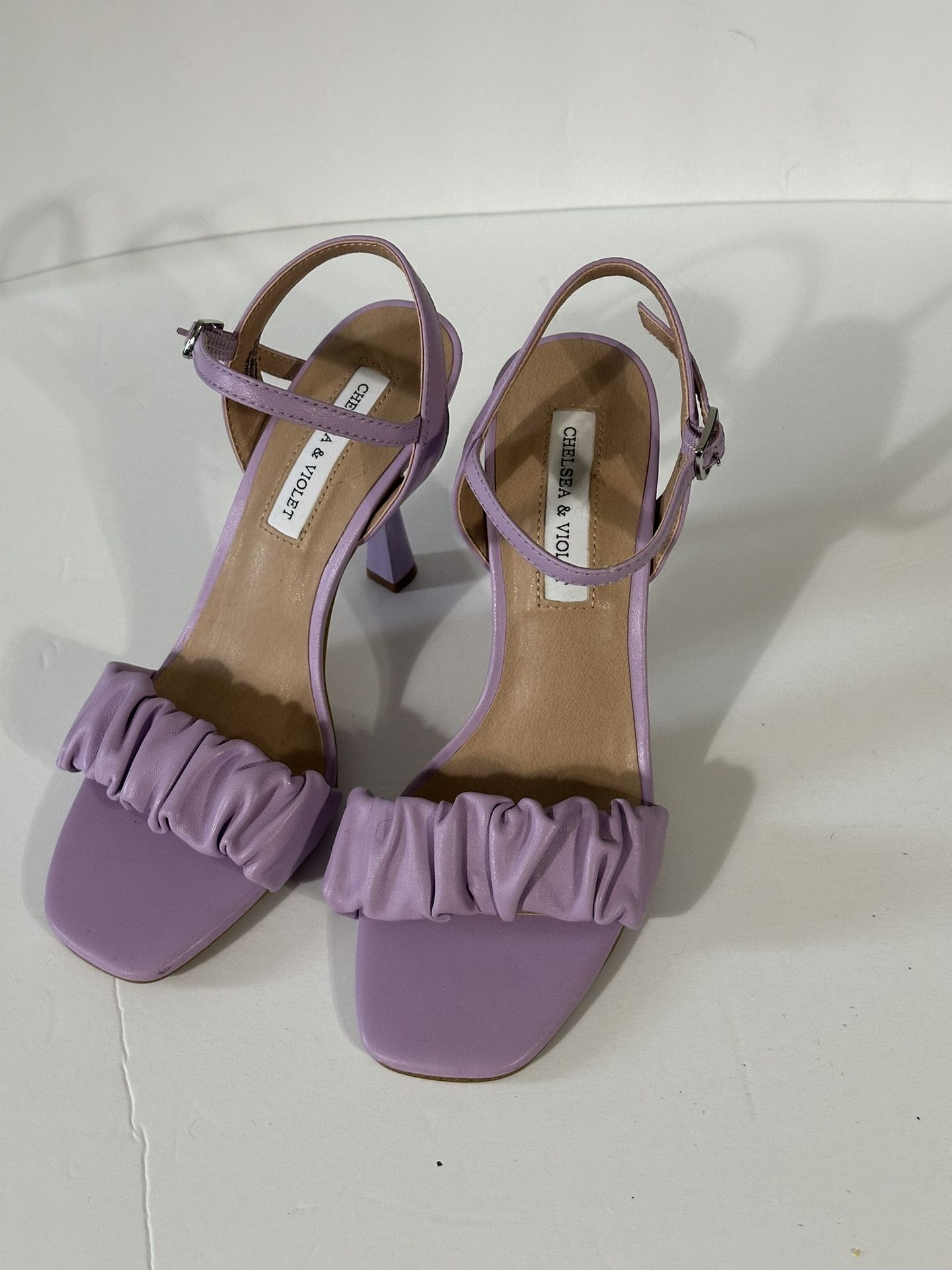 New Chelsea & Violet Stiletto Sandals Pumps Leather Lavender Size 6.5 Ruch Accents MSRP $89.99