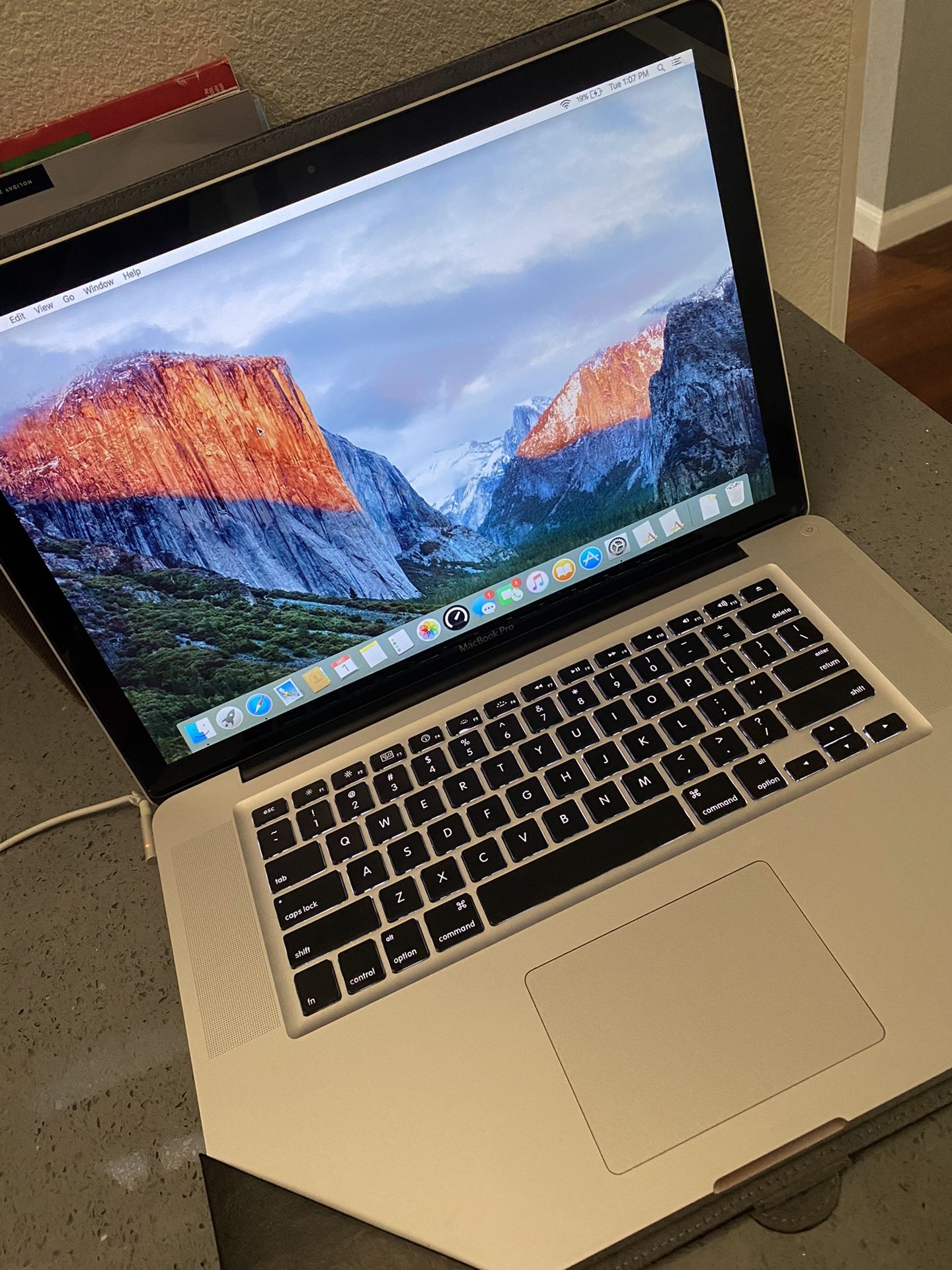 Apple MacBook Pro 15" Core i7 2.0 GHz Quad Core Early 2011 8GB 500GB HDD