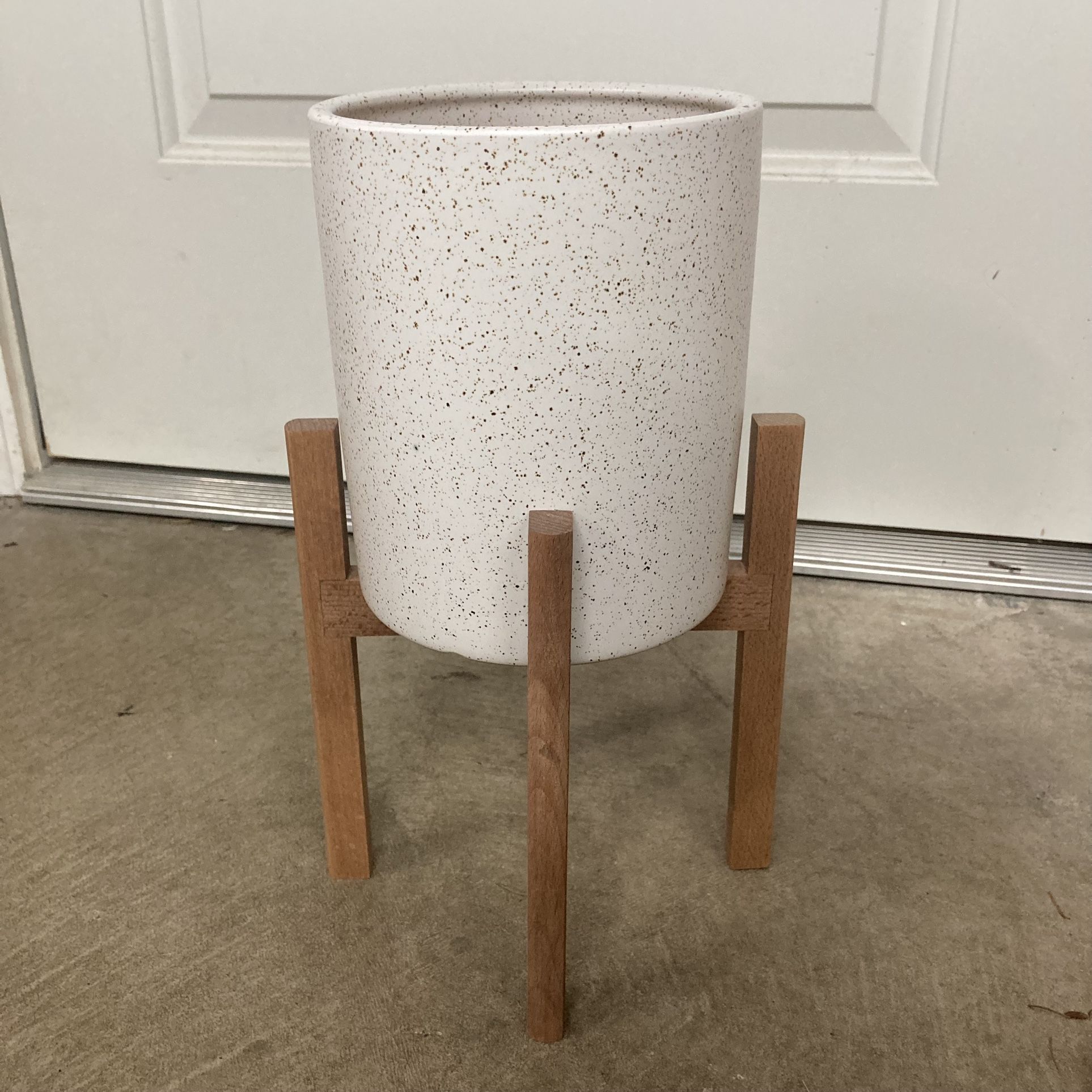 Indoor raised plant pot with stand