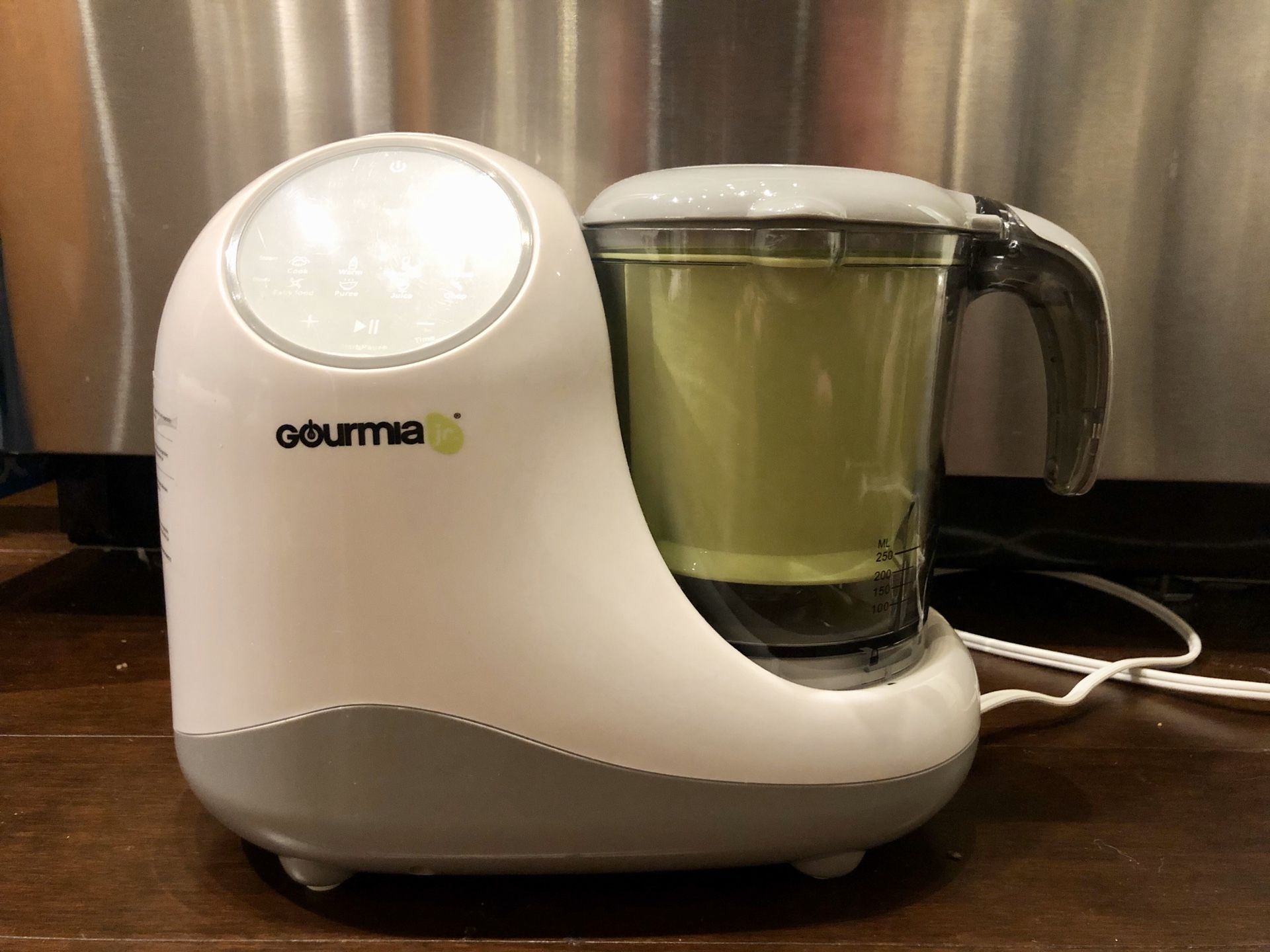 Gourmia 8 in 1 baby food maker/ steamer/ sterilizer / warmer
