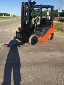 Forklift Toyota 5000 lb triple stage Sade shift