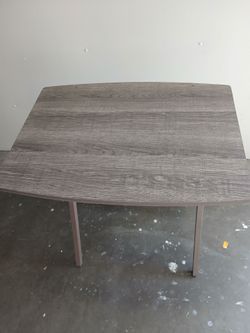 Folding table