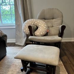 Nursery Rocking Chair W/pillow 