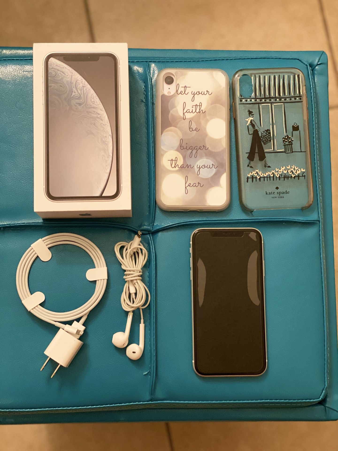 Iphone XR 64 gb ATT like new (no scratches)(2 cases inclued)
