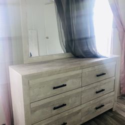 Storage Wars!! STORAGE ROOM SALE!! Living Room Set, Queen Size Bedroom Set, Dining Room Set