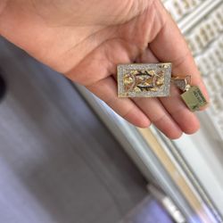 Gold queen of heats pendant with diamonds 10 K Gold 