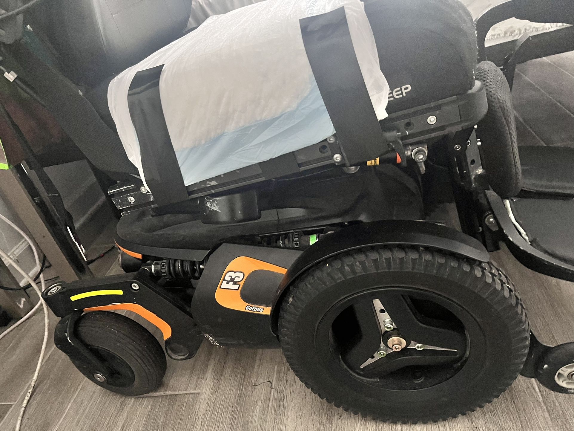Electric wheelchair