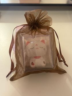 Solar-Powered Lucky Cat Figurine *SPECIAL!!