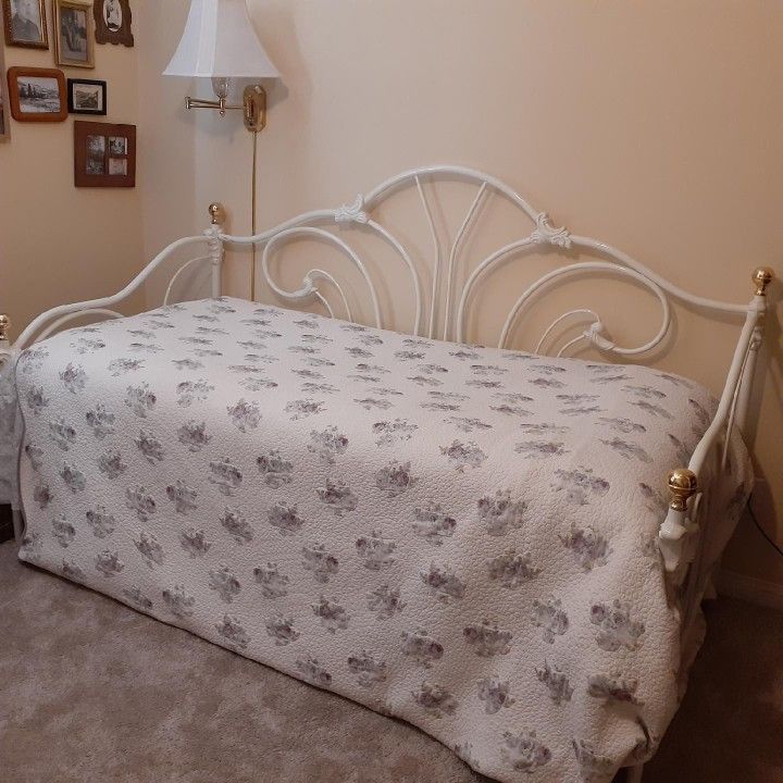 White Metal Daybed With Mattress And Box Spring