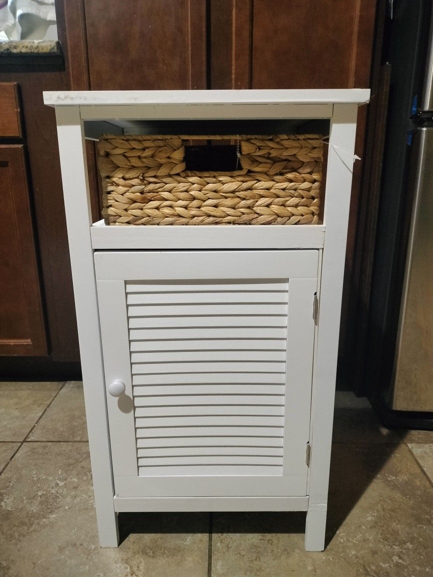 New White Restroom Cabinet W15x16 H28.5Please Read Description Below For More Details $40