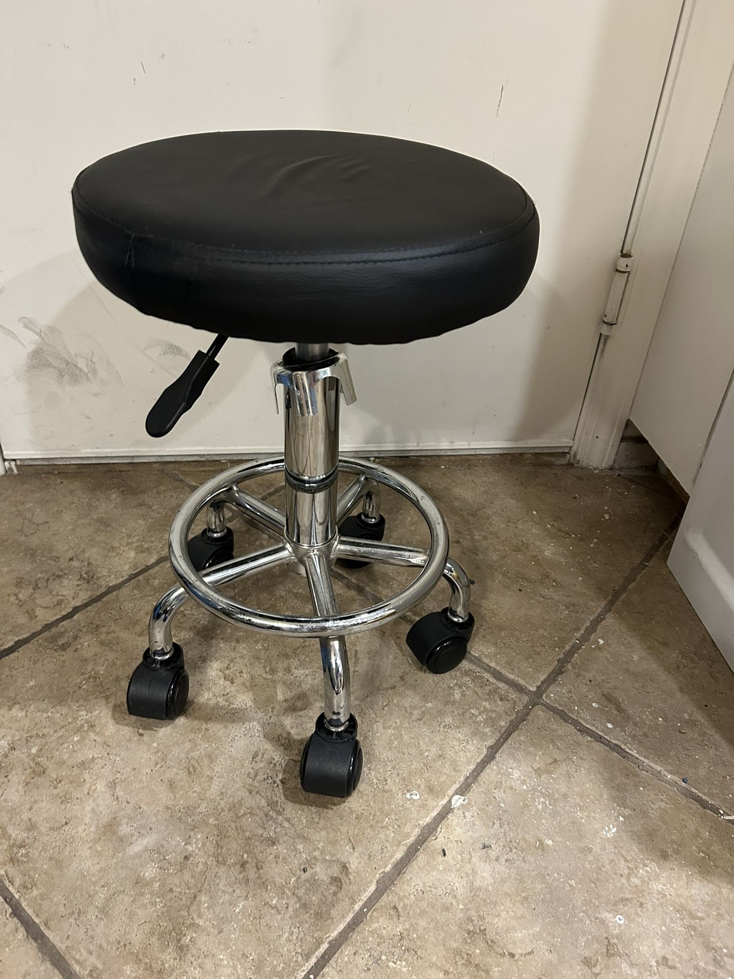 Leather Round Rolling Stool with Foot Rest Swivel Height Adjustment Spa Drafting Salon Tattoo Work Office Massage Stools Task Chair Cushion