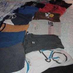 24 VERY NICE T_SHIRTS , AMERICAN EAGLE, POLO,OLD NAVY ABERCOMBIE N FITCH AND 2 BRAND NEW WIND PANTS SELLING EVERYTHING TOGETHER