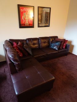 🛋️ Beautiful Couch with All Pillows Included – Amazing Condition!