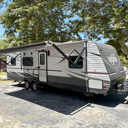 2017 Pioneer 28Ft Toy hauler Sleeps 6 . Very clean 