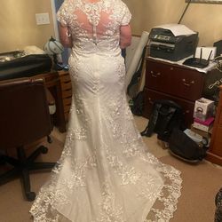 Wedding Dress  New with Tags. $200 obo