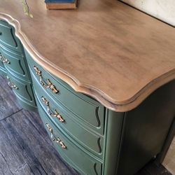 Beautiful Broyhill Provincial Dresser 