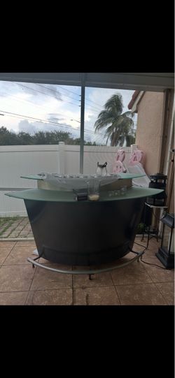 Bar with 2 stools