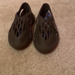 Adidas Yeezy slides size 6