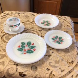 Termocrisa Mexican Milk Glass Holly Berry