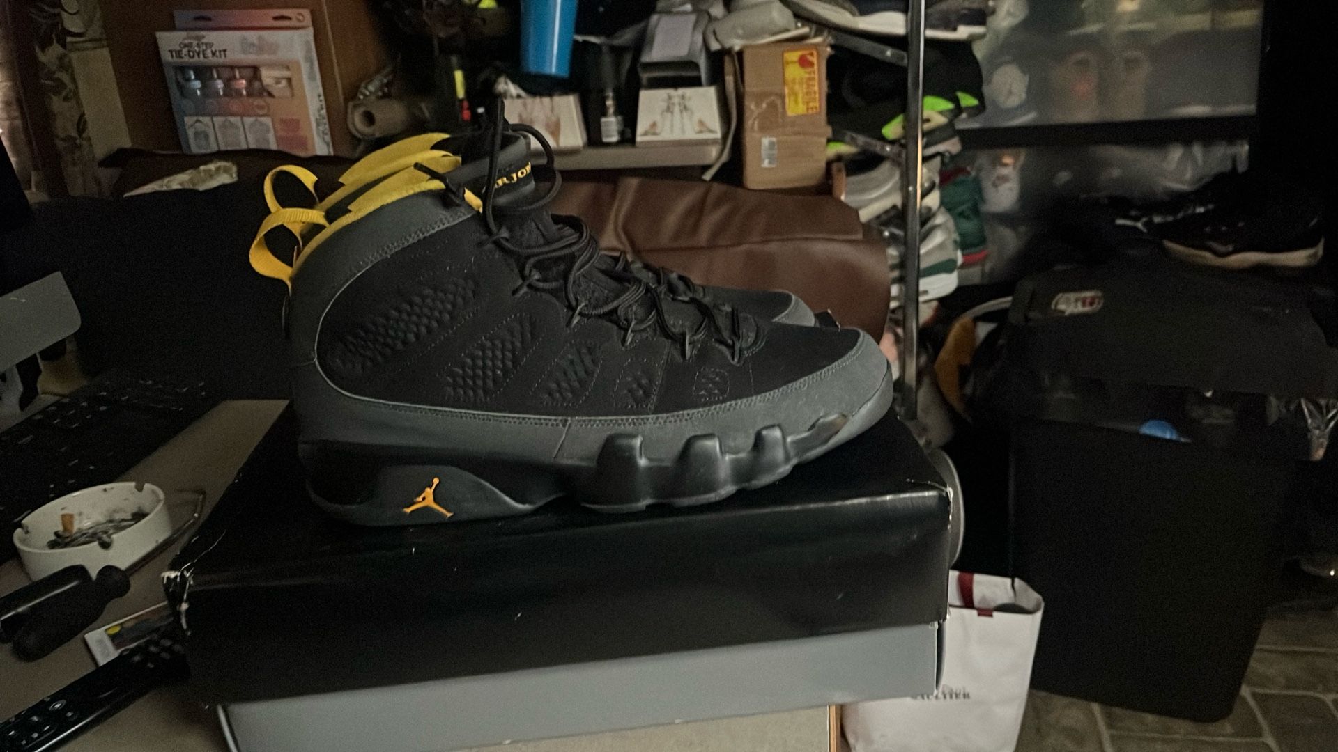 Air Jordan Retro 9 Black/University Gold