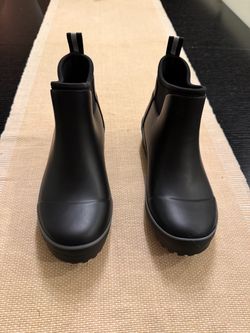 Women’s waterproof boots (size 7)