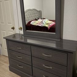 Dresser With Mirror