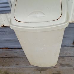 Trash can