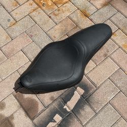 Mustang Seat Sportster XL 04-up Tripper Fastback