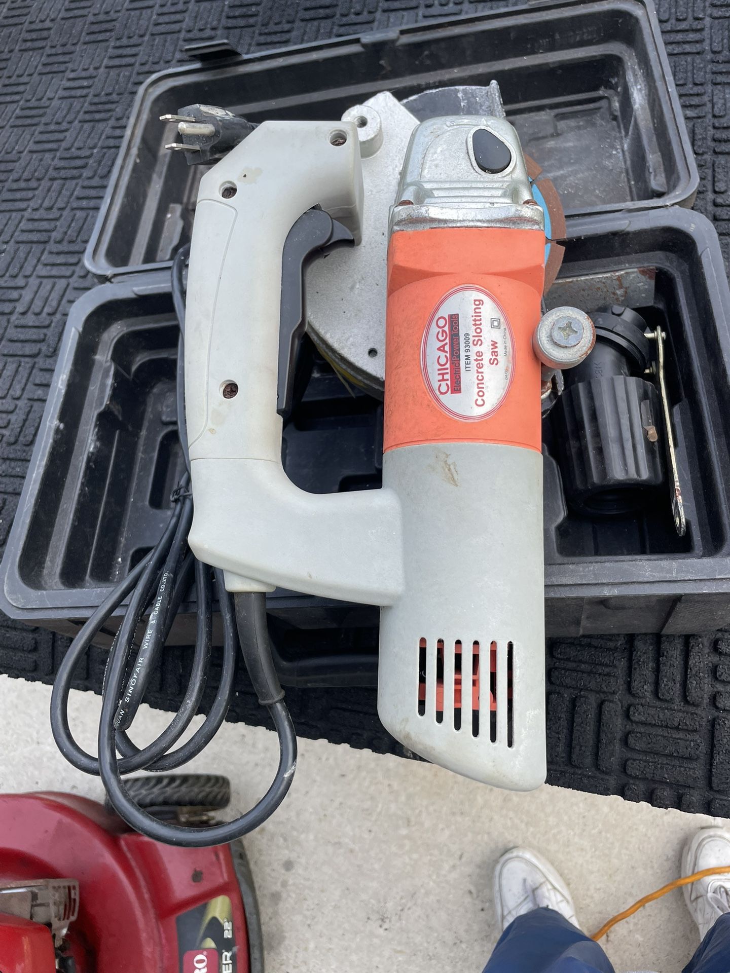 Electric concrete saw working