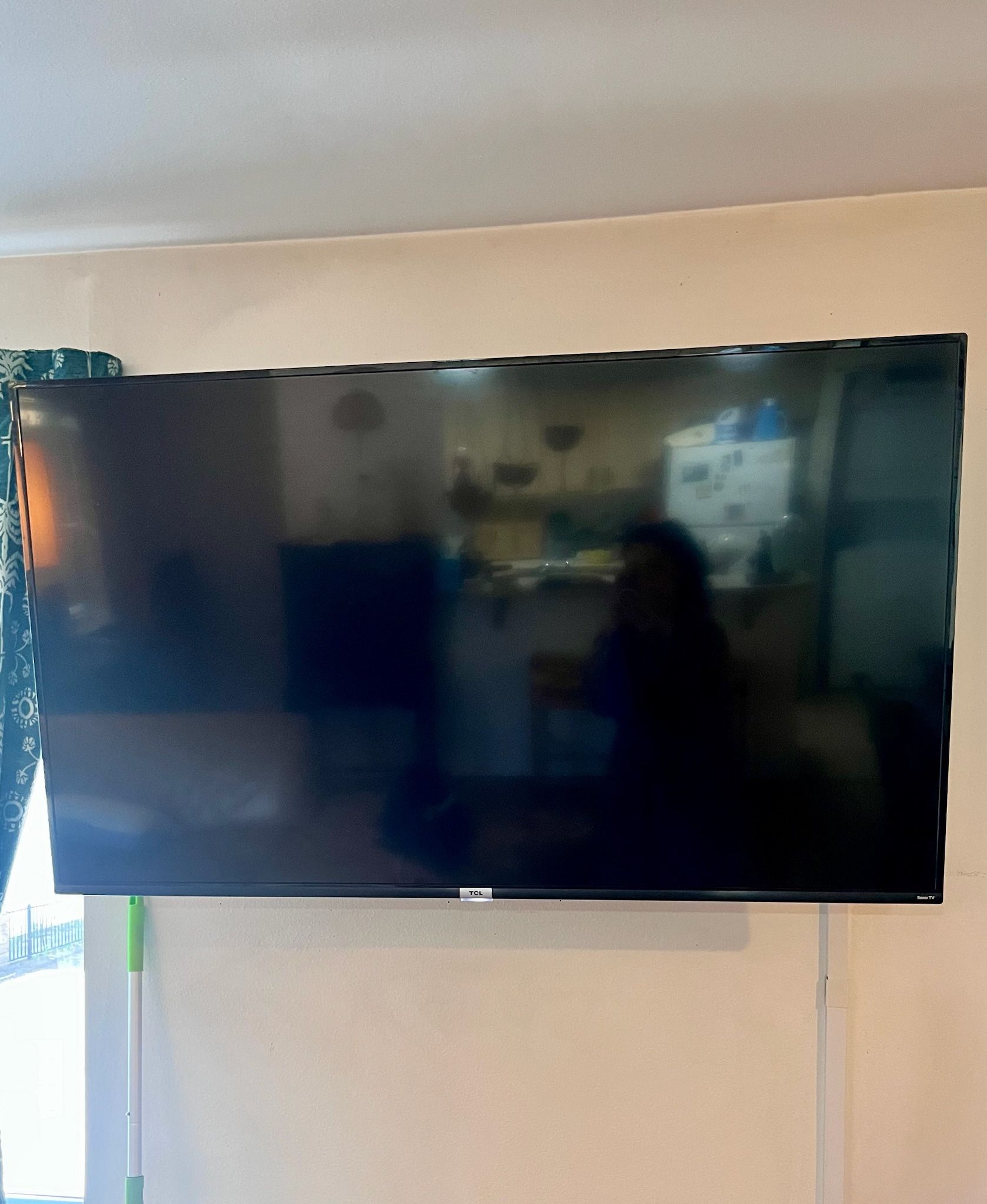 55” TCL FLATSCREEN TV AND BRACKET