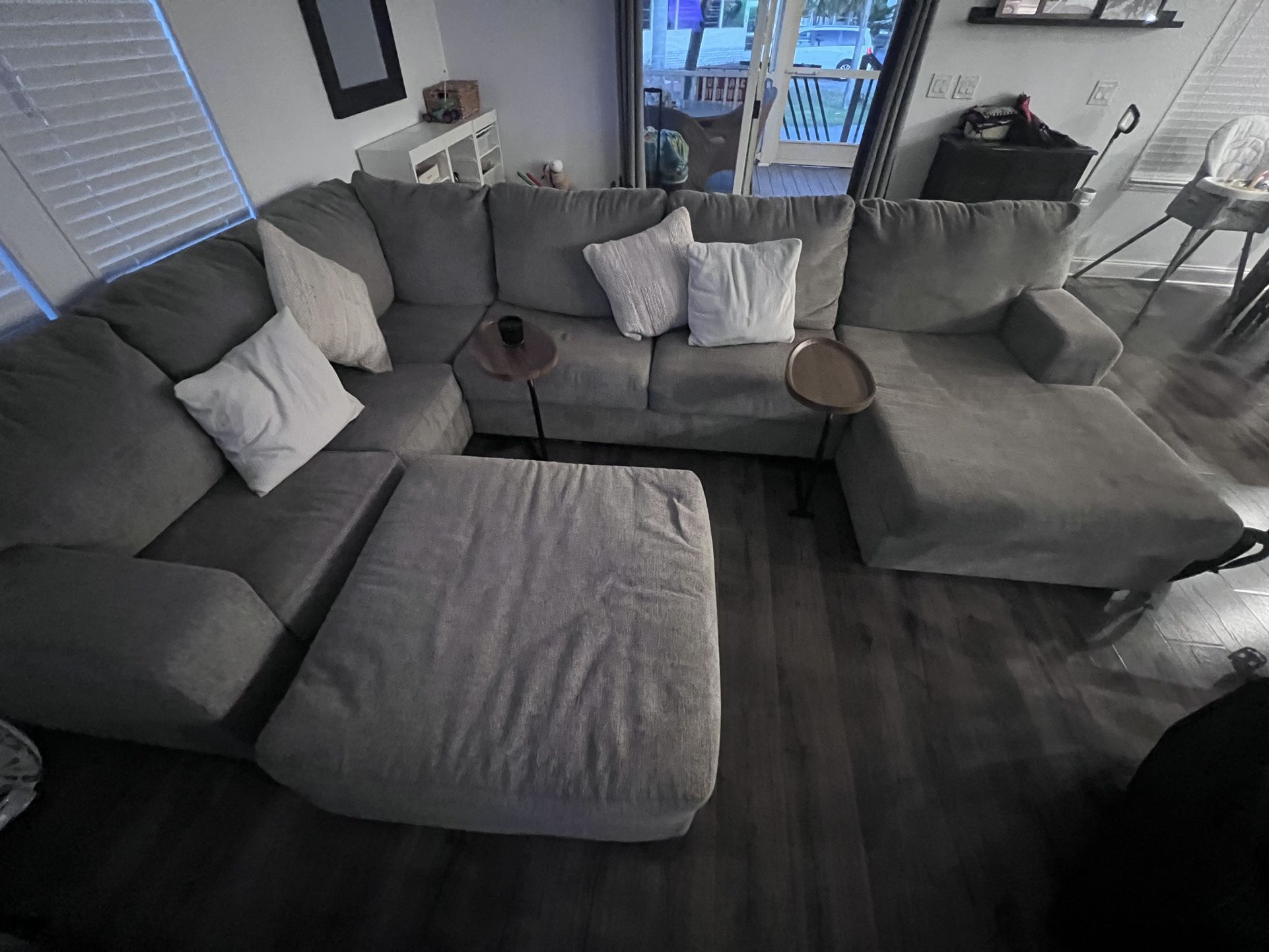Sectional Couch 🛋️ With Side Tables 