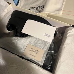 Alexander McQueen’s Sz 9