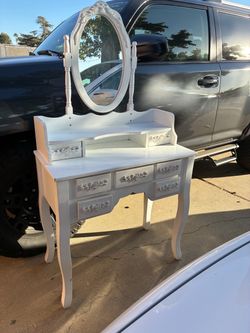 Vanity with  Mirror in  good condition