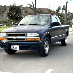 2000 Chevrolet S10  Club Cap Pickup 