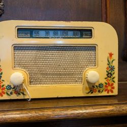 Vintage 1940 Motorola 55x15 Aero Vane model radio. This is an unusual and uncommon Motorola radio with decals. The decals are factory original. 