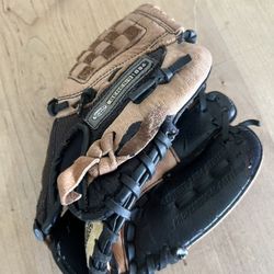 Louisville Slugger GENB950 9.5” Youth Baseball Glove In Fair Condition