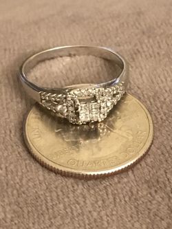 BEAUTIFUL 10k White Gold Ladies Diamond Ring